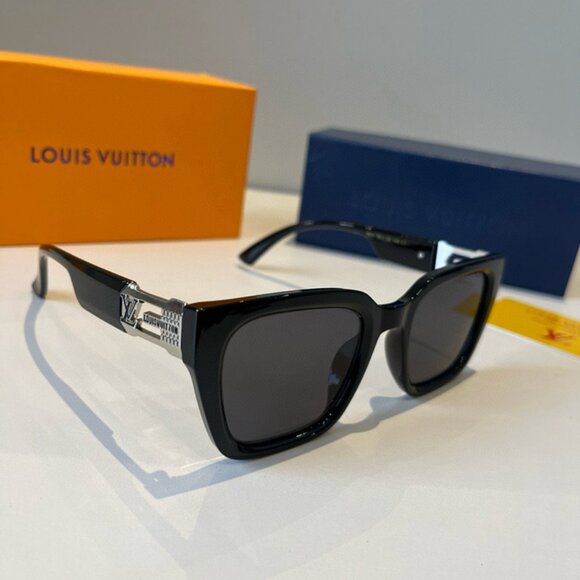 Louis Vuitton Women's Black Sunglasses - Picture 1 of 7